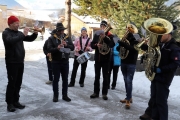 A guets Nuis 2018 allen in Mieming! – Die Musikkapelle überbrachte ihre Neujahrsgrüße heuer an einem Sonntag