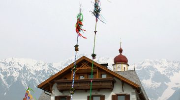 Palmsonntag in Mieming - Bis zu 8 Meter lang sind mitunter die Palmstangen. Foto: Knut Kuckel