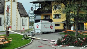 Anschlag auf den Mieminger Maibaum. Foto: Michael Sonnweber