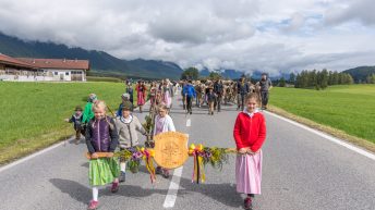 Vor dem Eintreffen in Mieming führen die Kinder den Almabtrieb an, Foto: Elias Kapeller