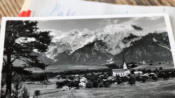Alte Postkarte aus Untermieming. Der Poststempel trägt das Datum 19. Juli 1994, von: Gerda Pirpamer/privat