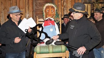 Bgm. Franz Dengg (rechts) übergab den Gemeindeschlüssel an die neue Chefin und Wolfgang Schatz (links). Foto: Margit Offer