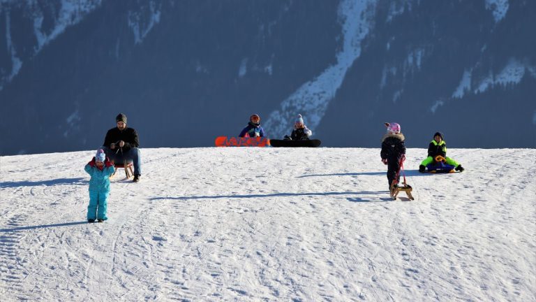 Einen Schnee-Bichl gibt es überall in Mieming. Wer konnte, nutzte den Wintersonntag in Mieming. Foto: Knut Kuckel/Mieming.online