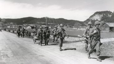 Soldaten der 44. US-Infanterie-Division, die im Außerfern Tiroler Gebiet betreten haben, stoßen am 29. April 1945 weiter nach Süden vor. (Aufnahme: U.S. Army Photograph) TLA: Sammlung Lichtbilder